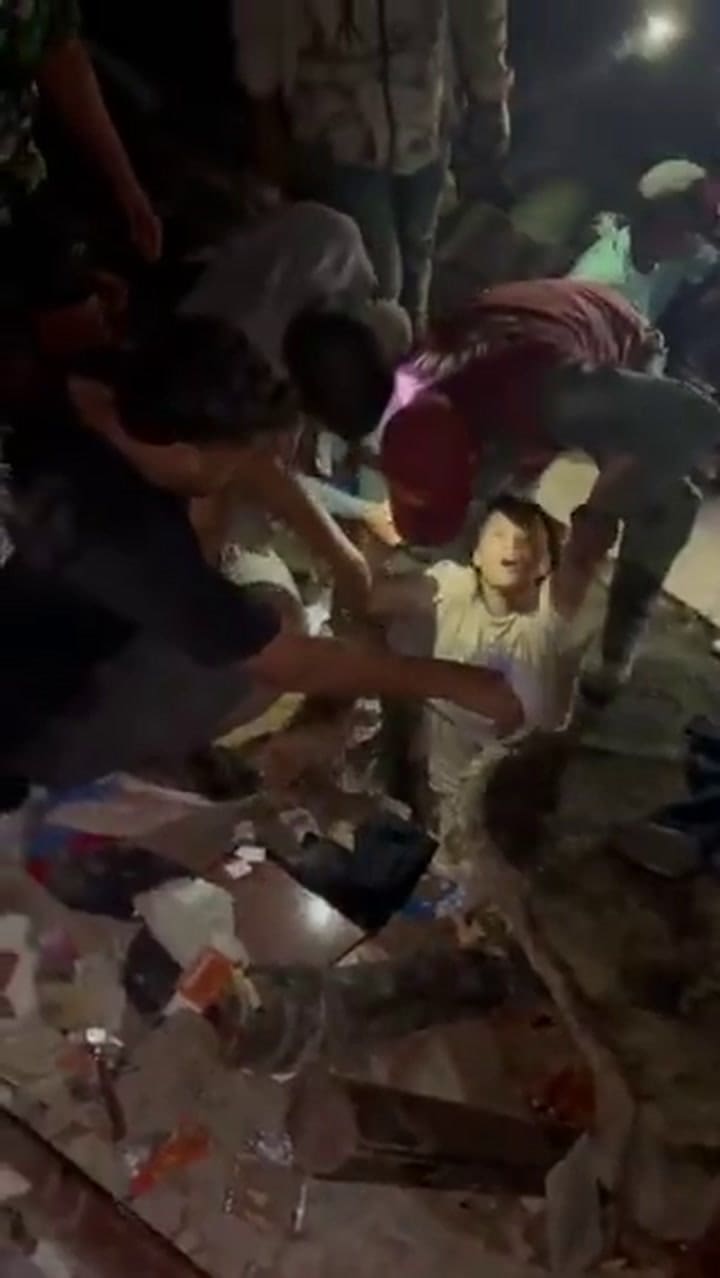 Mujer rescatada de los escombros en Venezuela.