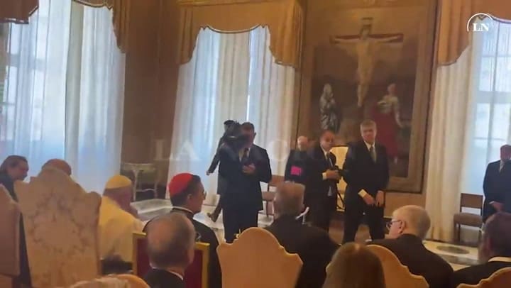 En el Vaticano y ante decenas de argentinos, León Gieco cantó ante el papa Francisco