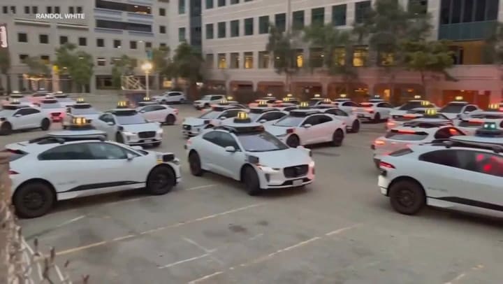 Robotaxis de Waymo a los bocinazos