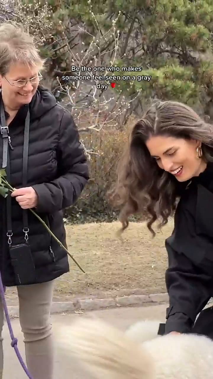 La joven artista también regaló flores a las personas que paseaban por Central Park
