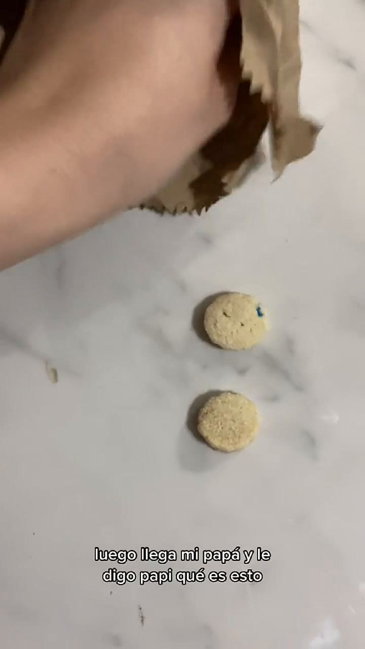 Una mujer probó las galletas de su mascota