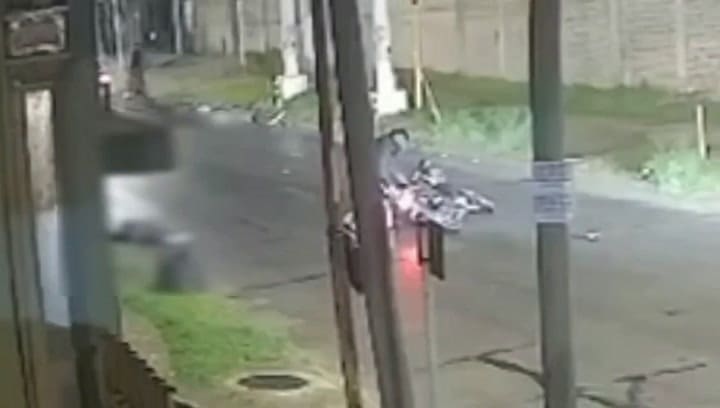 Un motociclista atropelló a una mujer, levantó su moto y huyó. Ella murió
