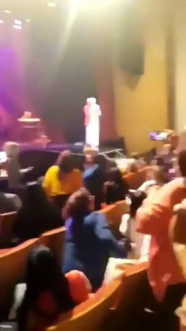 Sergio Denis se cayó del escenario en pleno recital