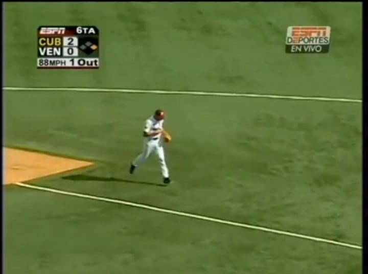La curiosa jugada de Omar Vizquel en el que la pelota se le coló por la camisa