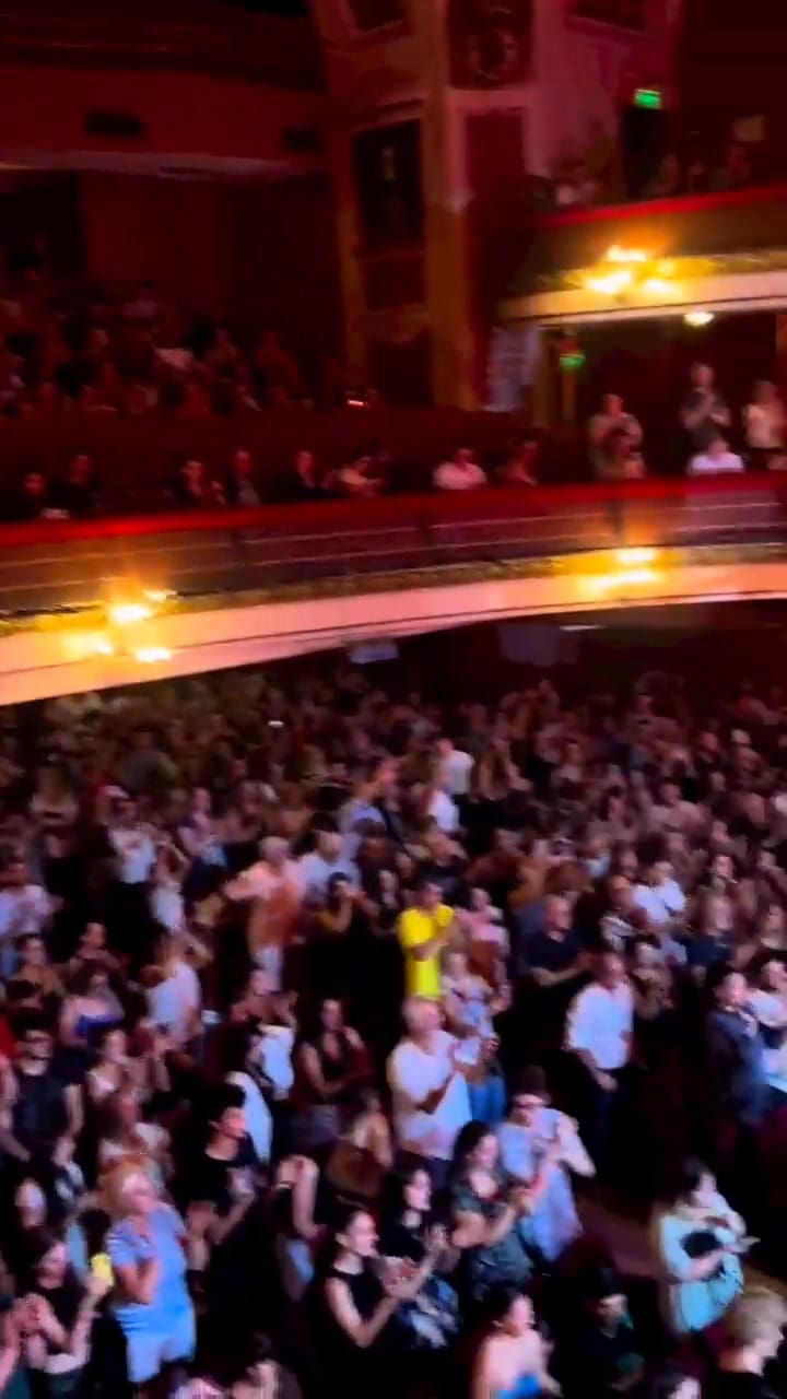 Leandro Paredes fue a ver a Nico Vázquez al teatro y recibió una ovación (IG @nicovazquezok)