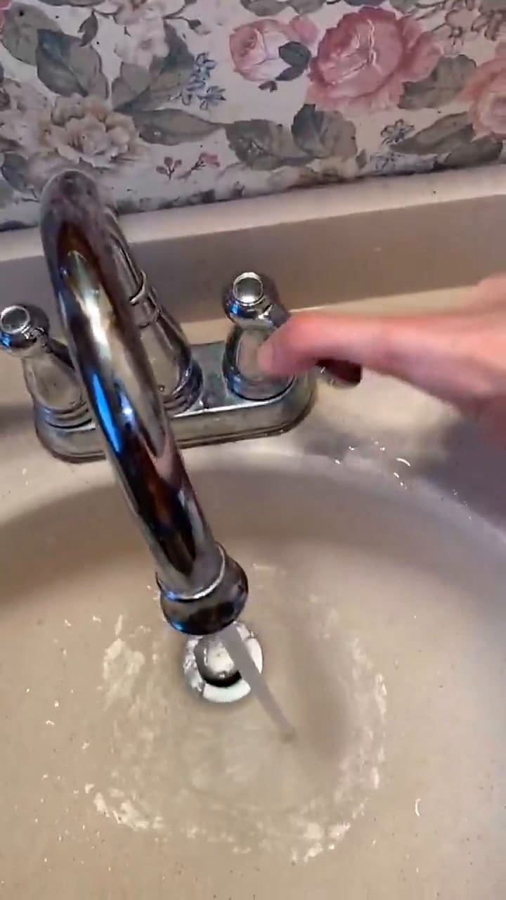 Lo comparan con E.T.:el tiktoker que se volvió viral por su extensísimo dedo pulgar