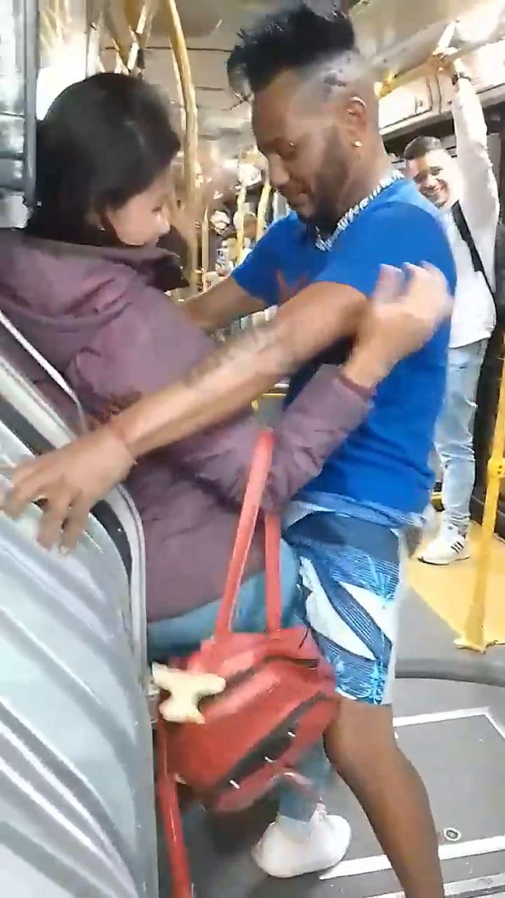 Un hombre baila en el subte y causa repercusiones