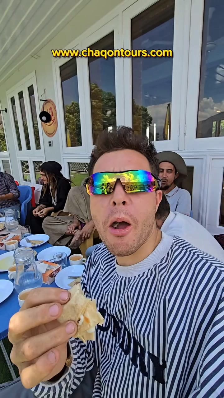 Axel fue visto en julio comiendo con pakistaníes - @chaqontours