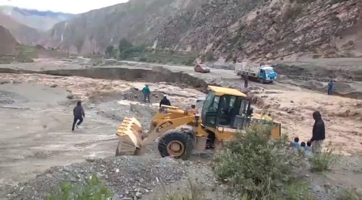 Rescatan a una mujer de las inundaciones en Iruya, Salta