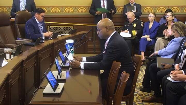 Emanuel "Chris" Welch habla de su propuesta de ley HB 5024 para limitar la ubicaciones de los centros de detención