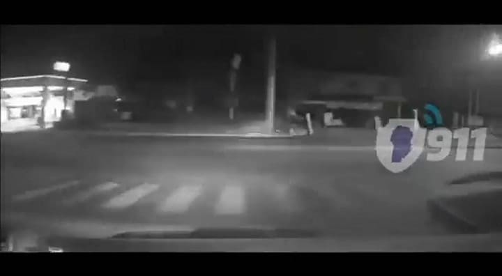 Escapaba de la policía con su moto, pero chocó contra un taxi y quedó detenido