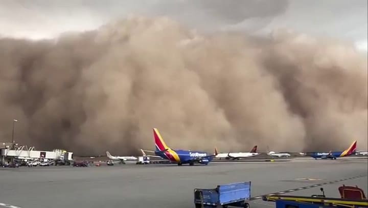 La tormenta de polvo sobre el Aeropuerto Internacional Phoenix Sky Harbor
