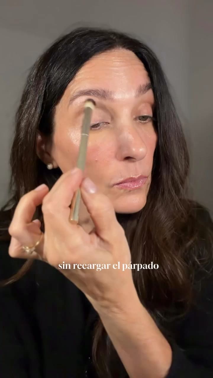 Maquilladora explica cómo aplicar el delineado marrón después de los 50