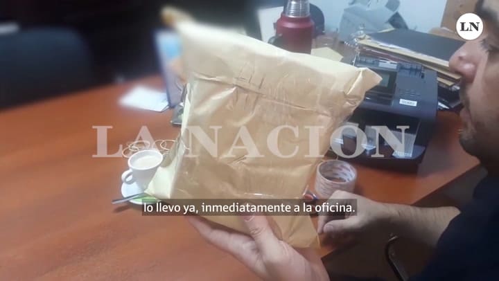 Juan Pablo Beacon, exladero de Toviggino, cuenta y empaqueta más de 100.000 dólares, en un video de mayo de 2022