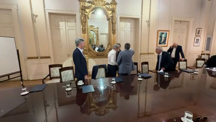 Los abrazos de Milei con los ministros