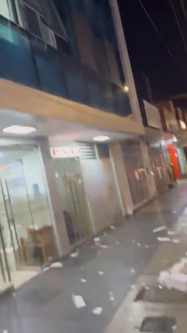 Objetos Caídos En La Calle Tras El Sismo