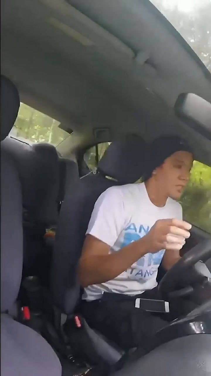 El águila ingresó al auto mientras que el youtuber filmaba un video de su viaje por Filipinas