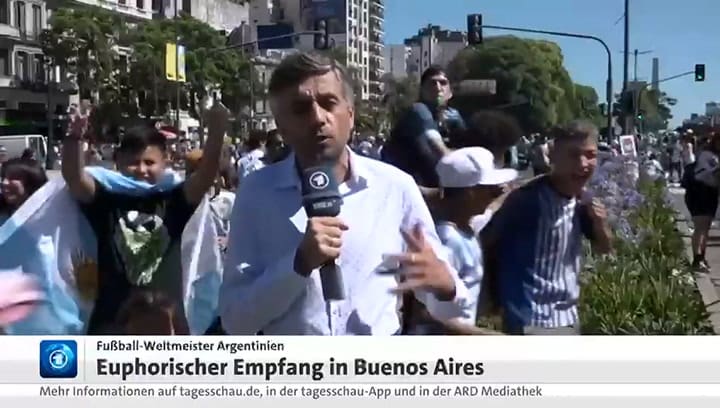 Un cronista alemán quedó en medio del festejo de los hinchas argentinos