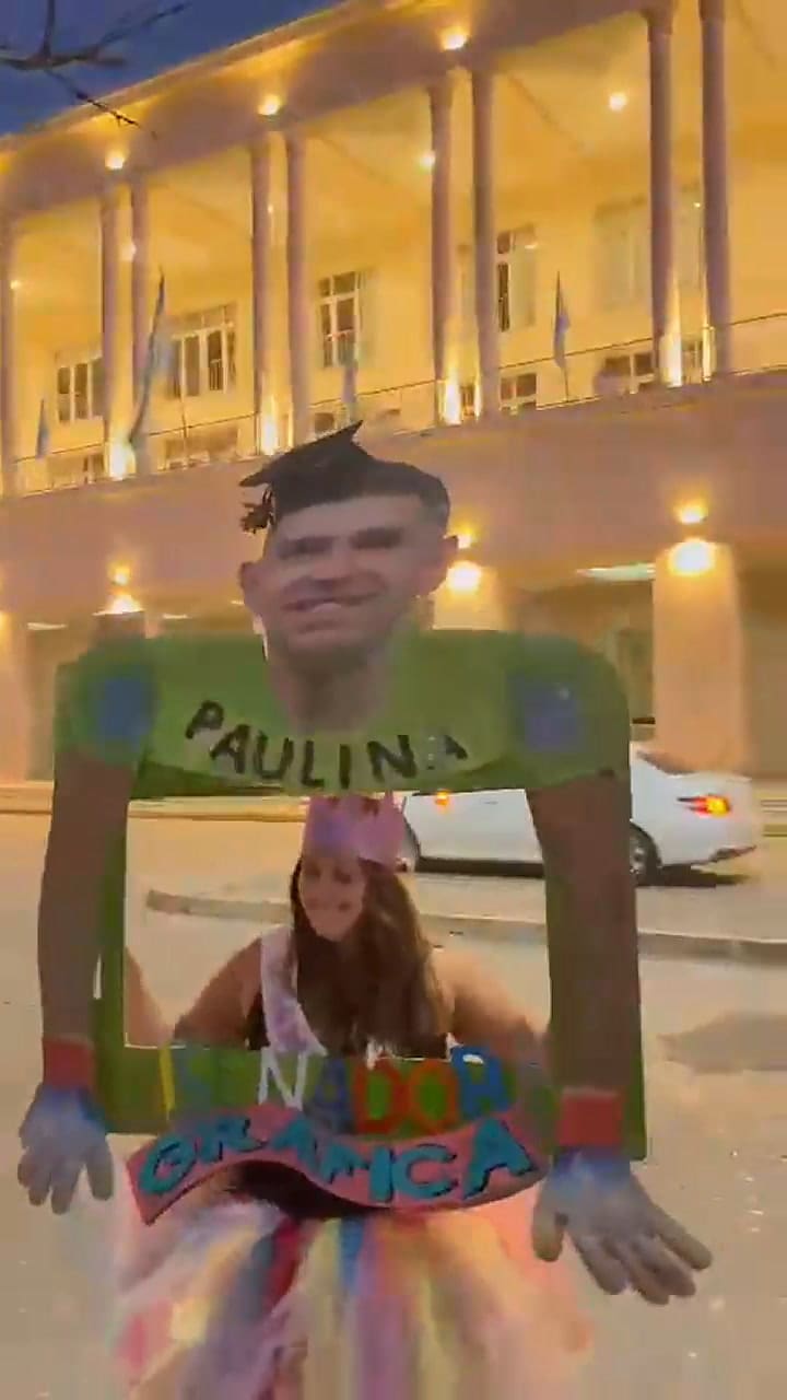 Con el cartel en su mano, Paulina festejó que se recibió de diseñadora