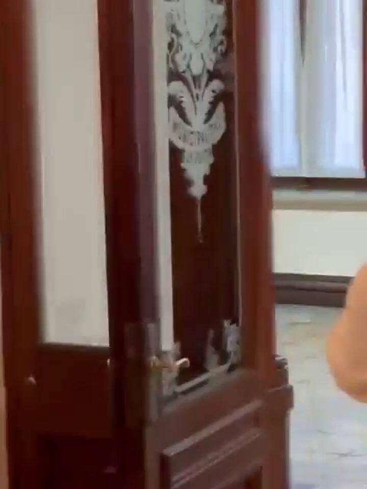 El momento en el que rompieron los vidrios de la Municipalidad