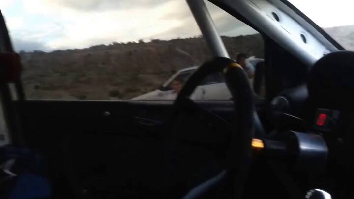 Reina en acción arriba de uno de sus autos - Fuente: Youtube