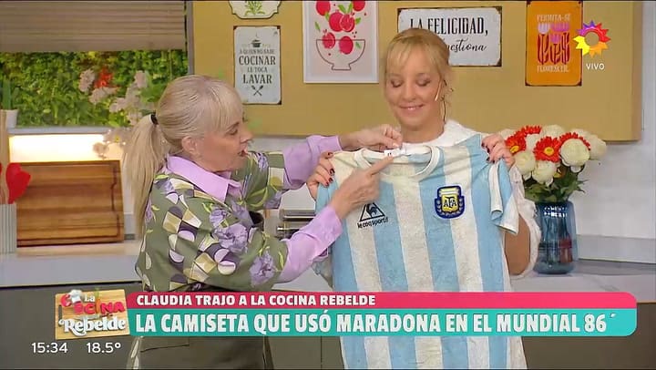 Claudia Villafañe mostró en televisión la camiseta que uso Maradona en la final del Mundial del 86
