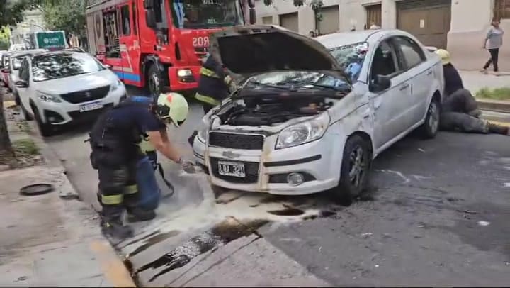 Impresionante choque y vuelco en el barrio porteño de Flores