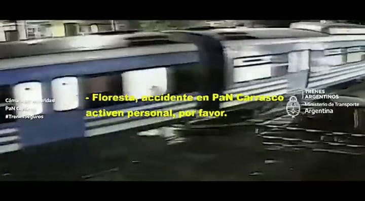 Otro conductor irresponsable que pasa las barreras bajas y es arrollado por el tren