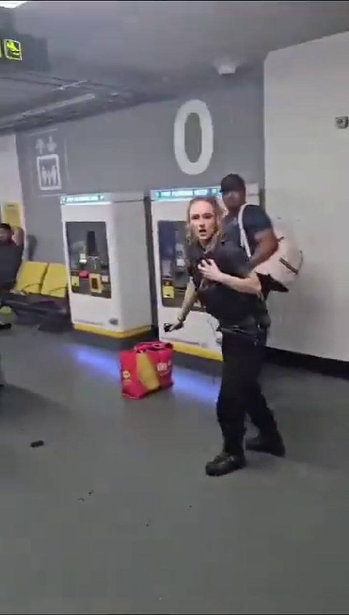 Reino Unido: un policía pateó y pisó la cabeza de un hombre durante un arresto en un aeropuerto