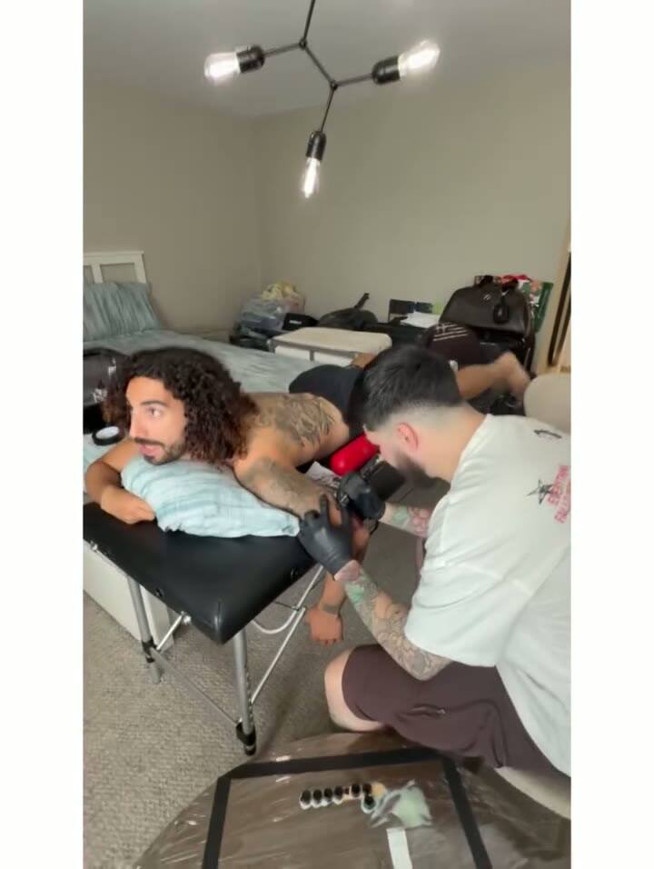 Marc Cucurella mostró su nuevo tatuaje de Luis de la Fuente