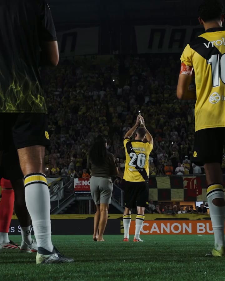 El emotivo homenaje de la hinchada del NAC Breda a Mats Seuntjens