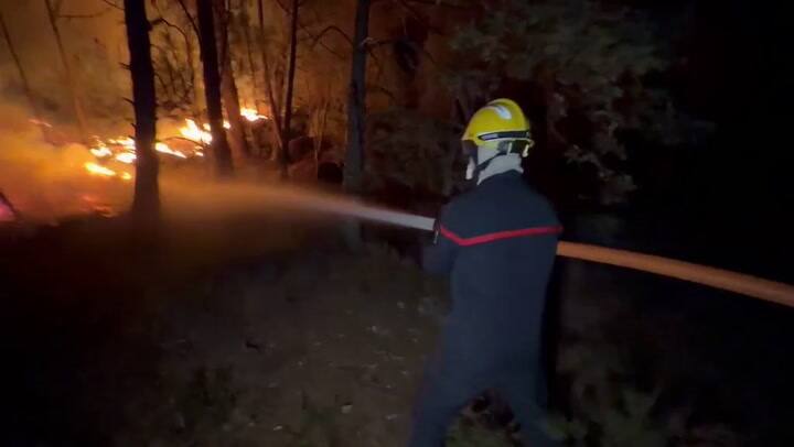 Bomberos combaten las llamas en Fontainebleau