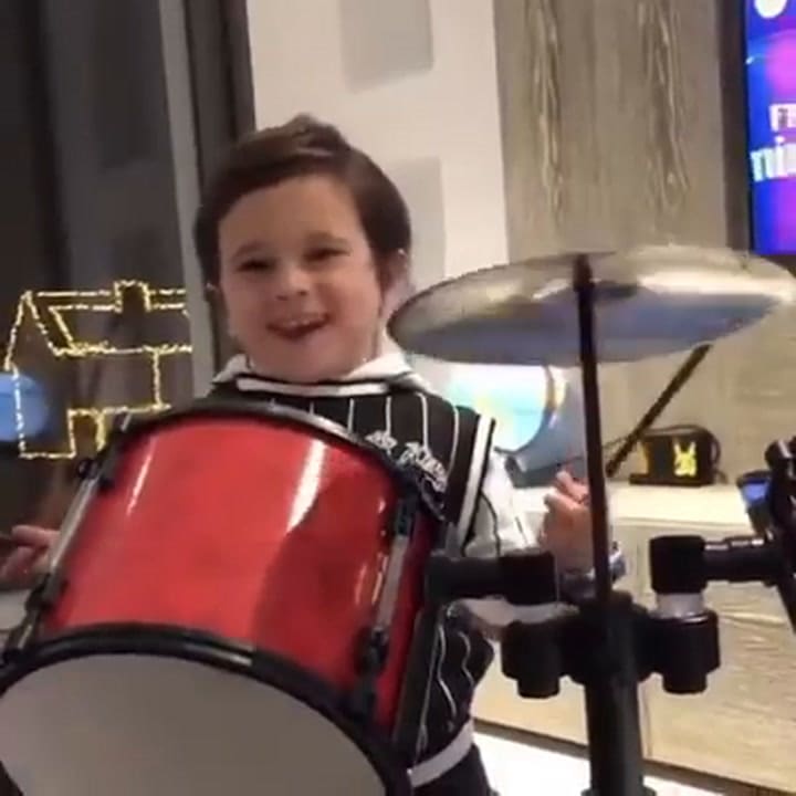 Mateo Messi tocando la bateria cuando era pequeño