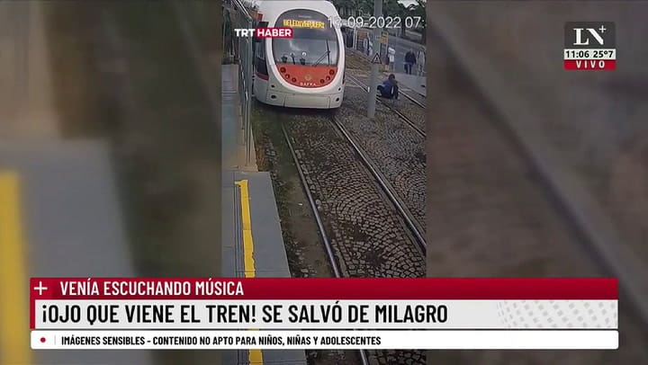 Cruzó las vías escuchando música y casi la arrolla el tren