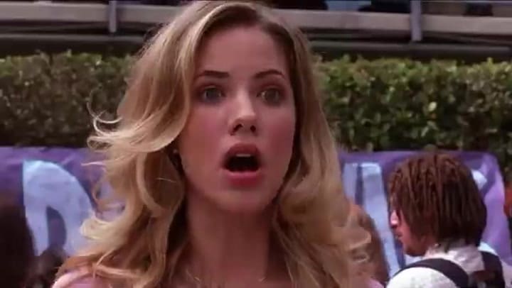 Julie Gonzalo en Un viernes de loco