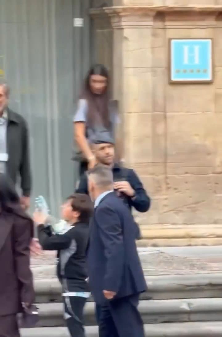 Antonela Roccuzzo defendió a un niño que esperaba el autógrafo de Messi