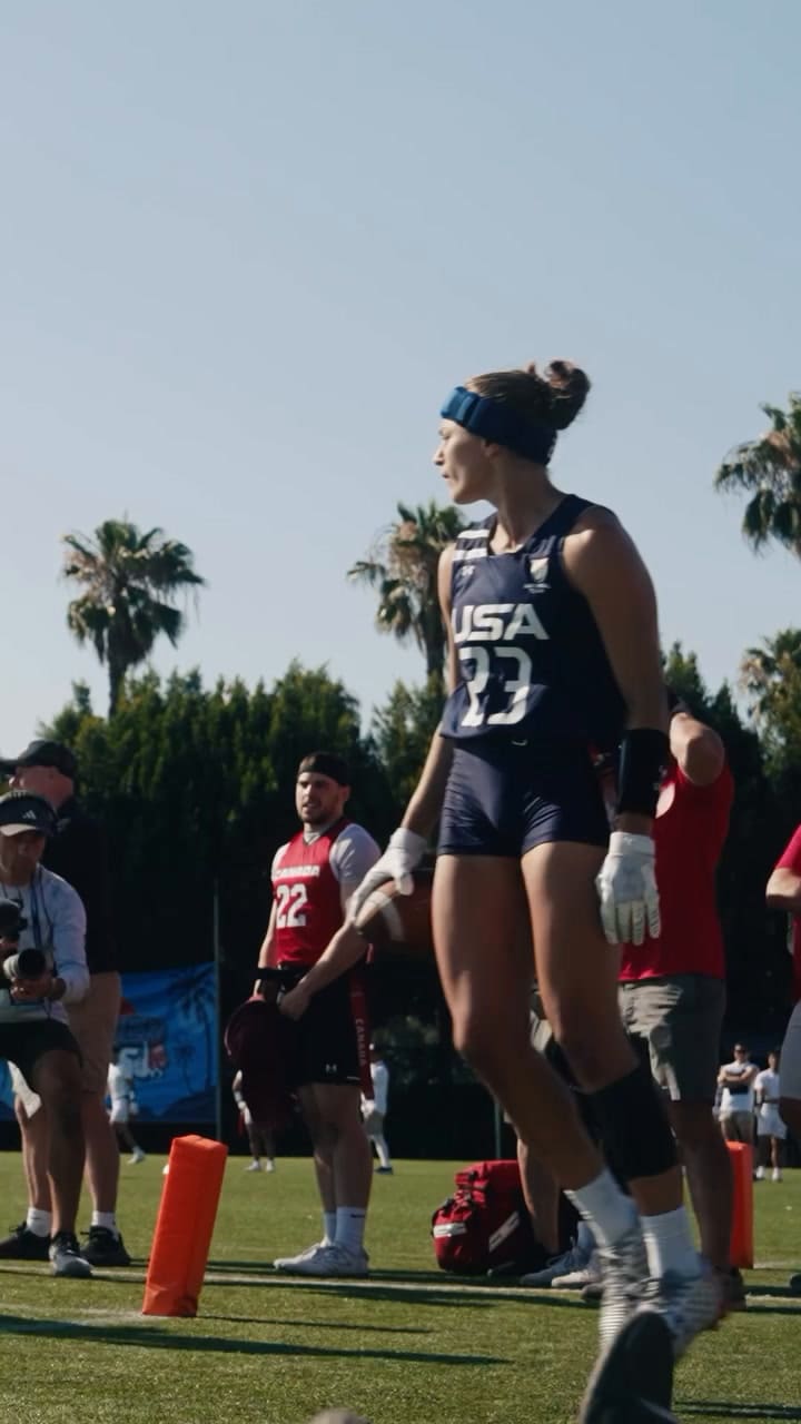 Abandonó el baloncesto para jugar al fútbol americano y hoy es una de las mejores del mundo