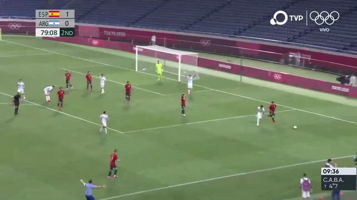 Argentina reclama penal por una mano de Merino, el capitán español