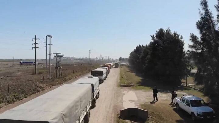 Cientos de camiones para llegar a los puertos con soja
