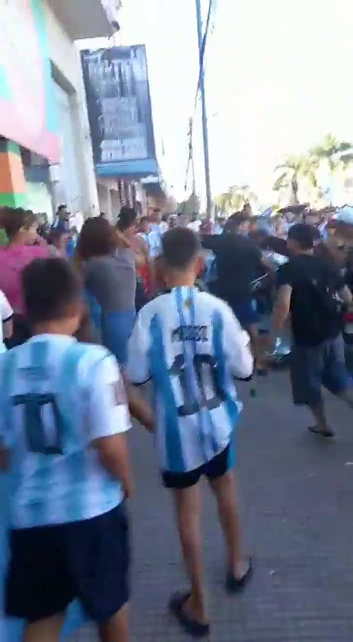 Hinchas saltan sobre una parada de colectivos