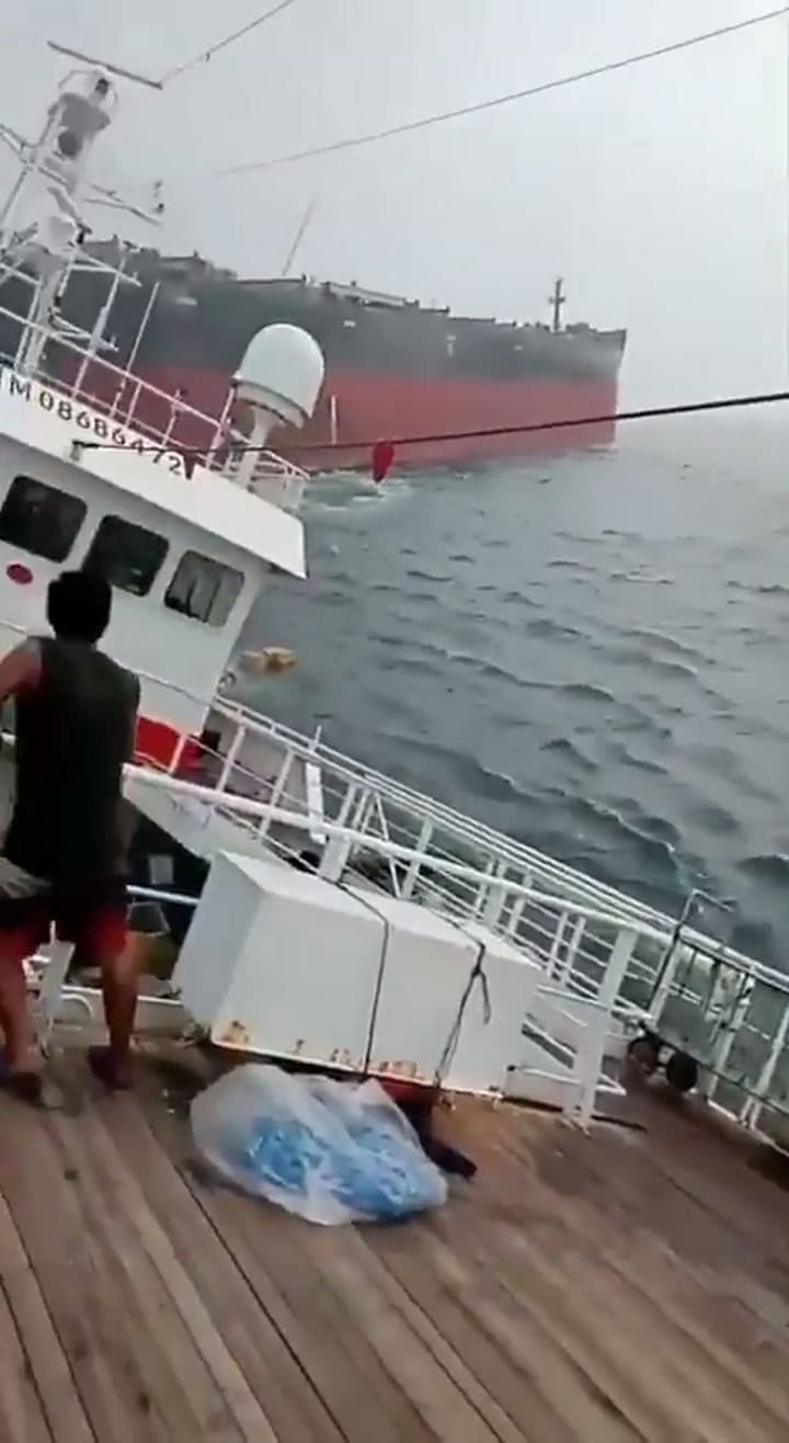 Un buque panameño chocó a un pesquero chino en aguas próximas a Singapur y el momento quedó grabado