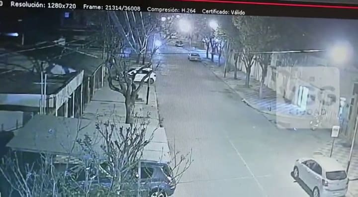 El momento del ataque a la municipalidad de Villa Gobernador Gálvez