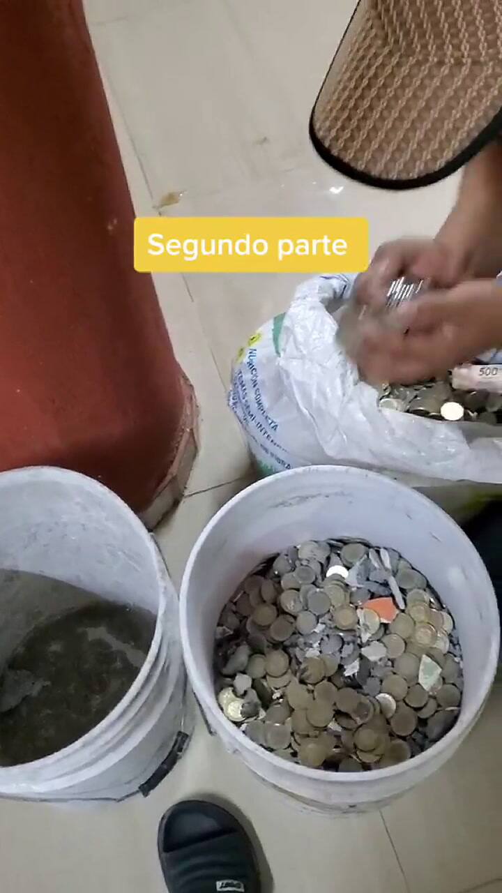 Albañiles encuentran tesoro en las paredes de una casa y se vuelve viral en TikTok 2