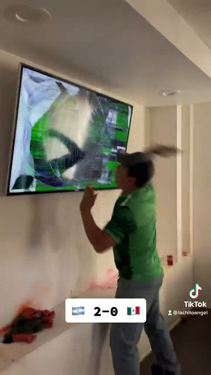 Aficionado mexicano descargó su furia tras la derrota ante Argentina