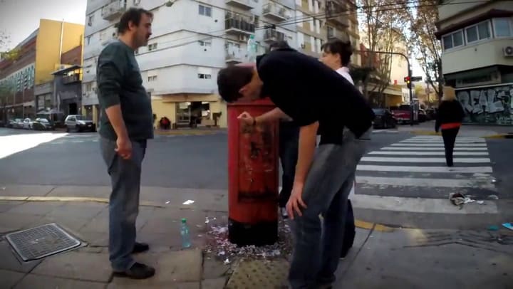 Paso a paso: así protegen a los buzones que permanecen en pie en la ciudad - Fuente: YouTube