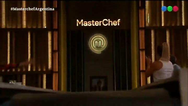 MasterChef Celebrity: El tierno regalo de Germán Martitegui a Vicky Xipolitakis - Fuente: Telefe