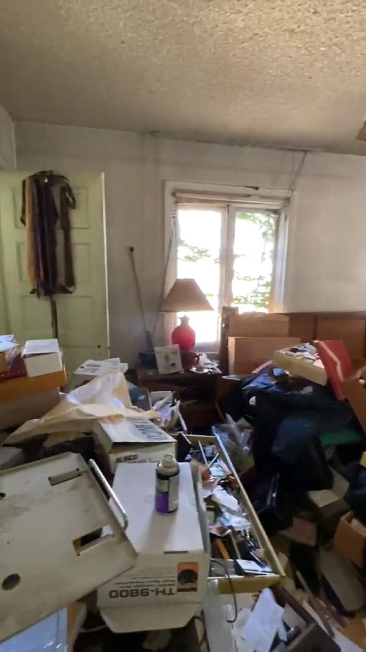 El escabroso tesoro que encontró en su casa nueva