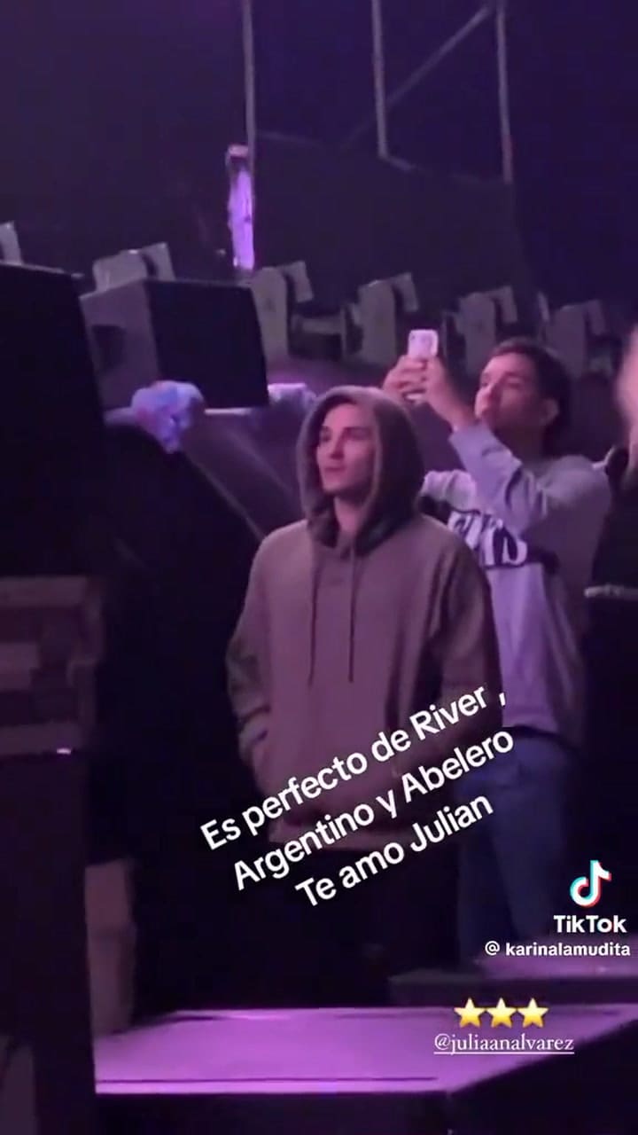 Julián Álvarez cantó al ritmo de los hits de Abel Pintos
