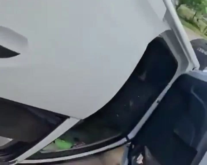 Robó un auto, se llevó a la dueña de rehén y volcó
