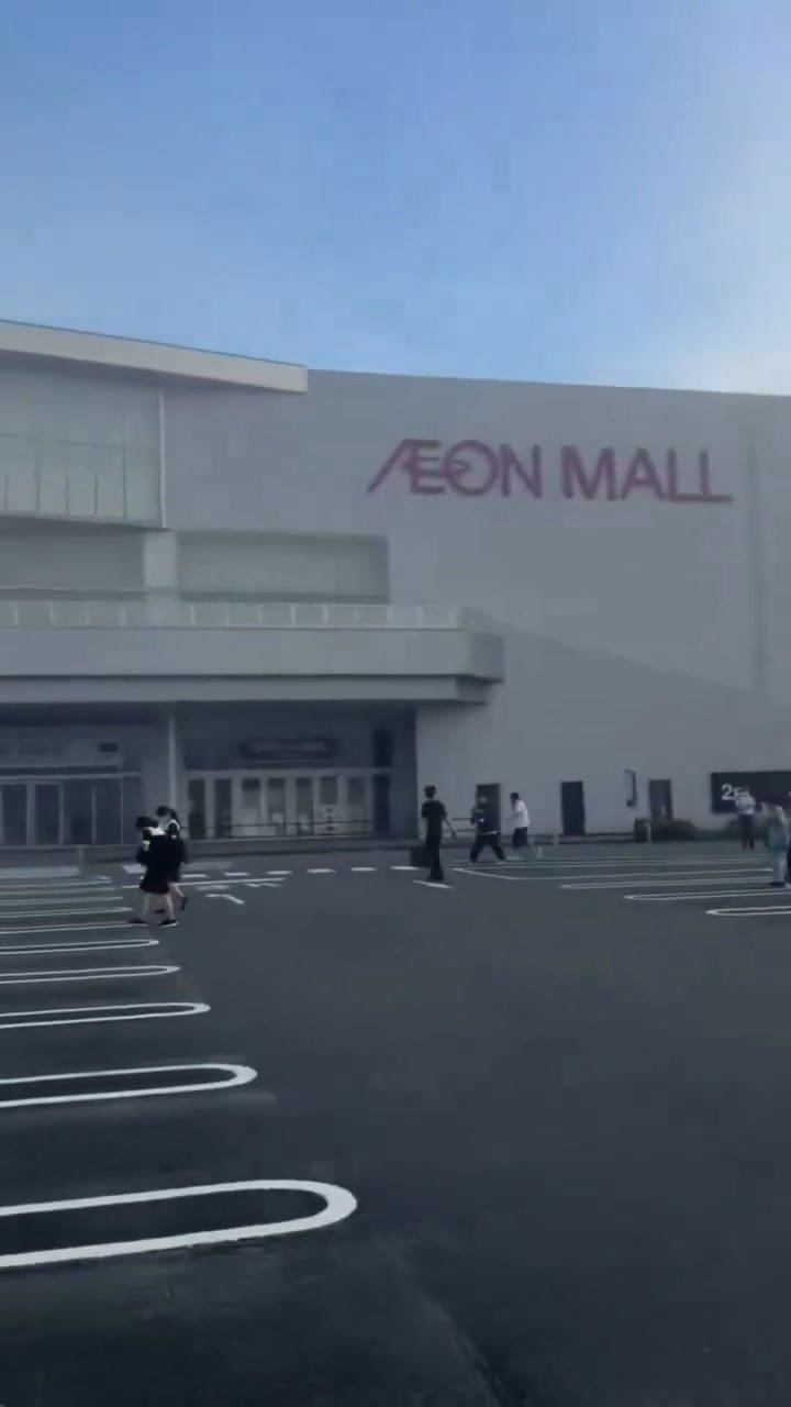 Colapsó el piso de Aeon Mall y varias personas quedaron atrapadas